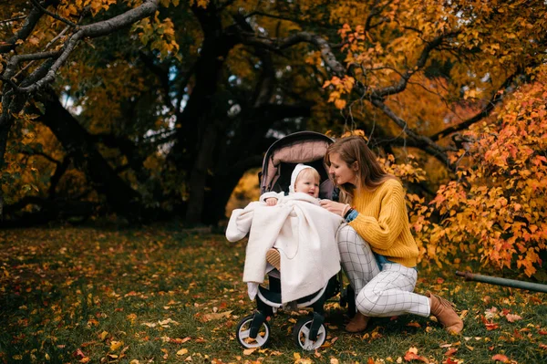 Mladá Běloška Šťastná Maminka Žluté Blůze Bílé Kalhoty Hnědé Boty — Stock fotografie