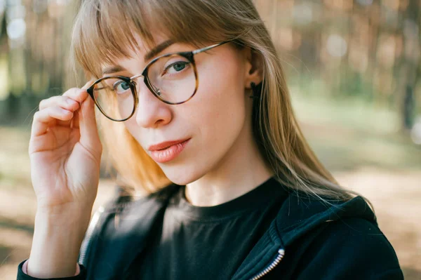 Portret Van Mooi Jong Meisje Met Kort Blond Haar Blauwe — Stockfoto