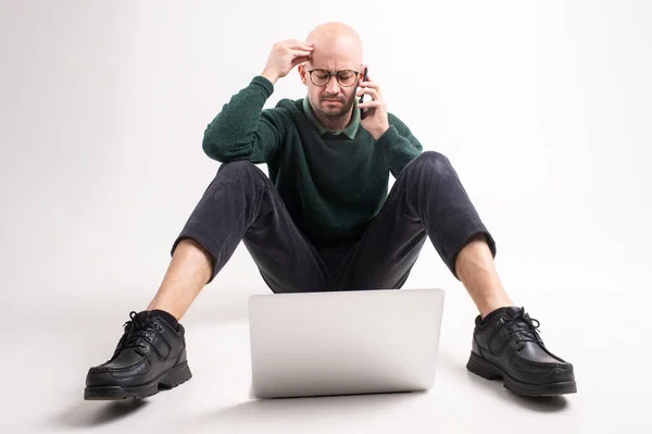 Snygg Kaukasisk Hane Håller Telefon Ena Handen Tablett Andra Handen — Stockfoto