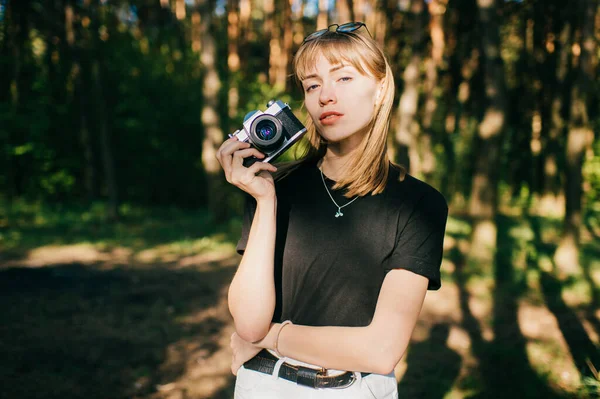 Portrét Krásné Mladé Fotografky Krátkými Světlými Vlasy Černém Tričku Pořídit — Stock fotografie