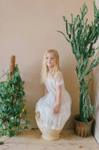 Gyönyörű Kis Szőke Hosszú Hajú Gyermek Lány Fehér Ruhában Áll — Stock Fotó