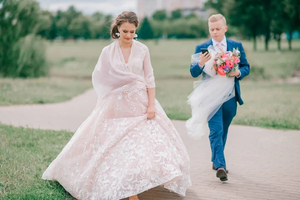 Novio Llevando Velo Novias Hablando Por Smartphone Boda Pareja Caminando —  Fotos de Stock