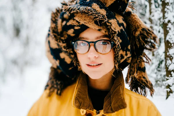 Portrét Legrační Mladé Hipster Dívka Brýlích Turbanem Šály Pózující Lese — Stock fotografie