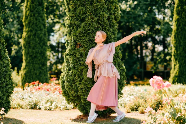 Jovem Dançarina Balé Graciosa Vestido Teatral Posando Parque Ensolarado — Fotografia de Stock