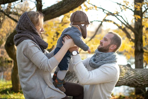 Šťastný Rodinný Pár Jejich Malým Dítětem Podzimním Parku Slunečného Dne — Stock fotografie