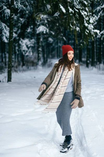 Молодая Привлекательная Брюнетка Теплым Шарфом Красной Шляпой Позирует Снежном Лесу — стоковое фото