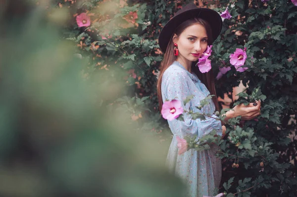 Gyönyörű Fiatal Modell Érzéki Arc Pózol Befelé Virágzó Virágok — Stock Fotó