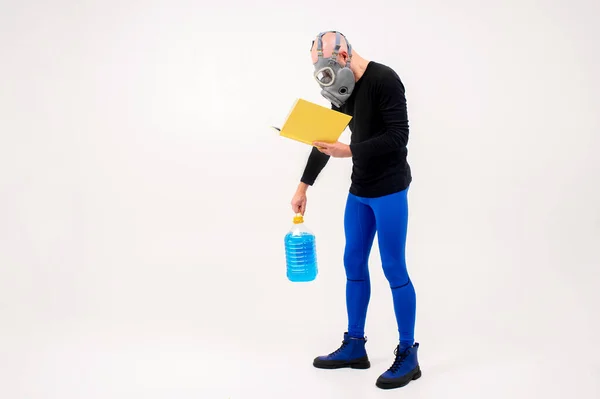 Αστείος Παράξενος Άνθρωπος Αναπνευστήρα Ανάγνωση Κίτρινο Βιβλίο Και Κρατώντας Μπλε — Φωτογραφία Αρχείου