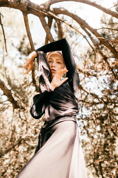 Junge Schöne Elegante Mädchen Schwarzen Vintage Kleid Mit Schleier Posiert — Stockfoto