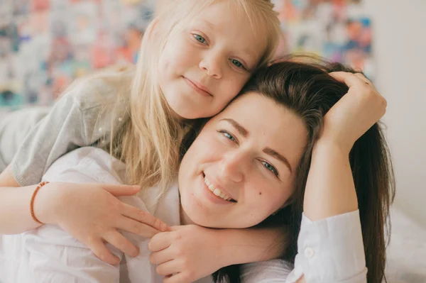 Estilo Vida Retrato Foco Suave Mãe Feliz Abraça Sua Filha — Fotografia de Stock