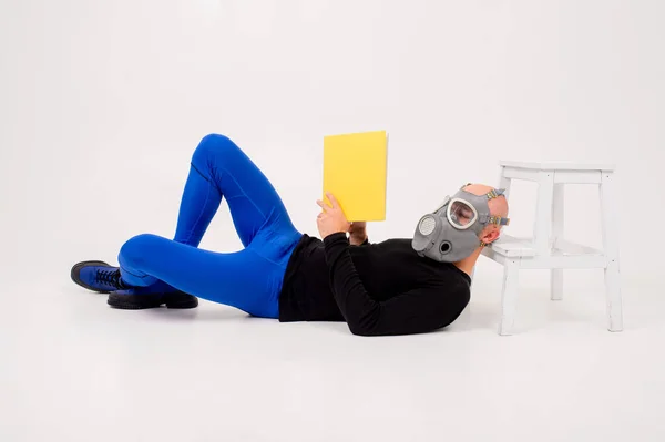 Hombre Extraño Divertido Respirador Leyendo Sobre Fondo Blanco — Foto de Stock