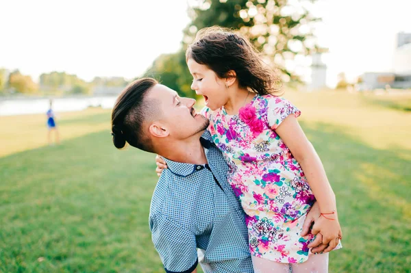 Primer Plano Retrato Feliz Padre Sonriente Sosteniendo Abrazando Jugando Divirtiéndose — Foto de Stock