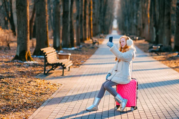 Söt Blyg Tjej Med Liten Sitter Den Stora Rosa Väskan — Stockfoto