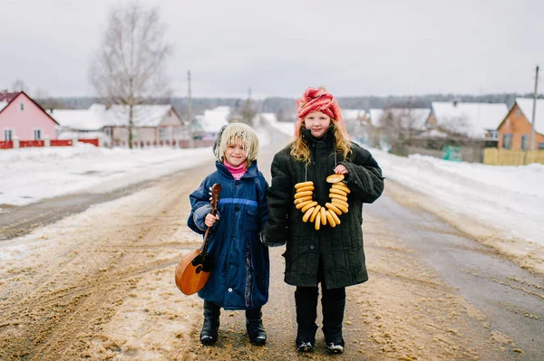 Två Små Underliga Flickors Porträtt Komiska Barn Fashionabla Kläder Udda — Stockfoto