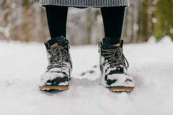 Обрезанные Женские Ноги Сапогах Идущие Снегу — стоковое фото