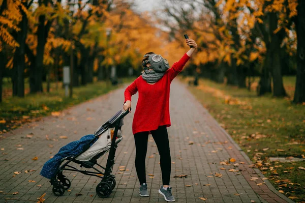 Une Belle Grande Femme Vêtue Une Veste Rouge Pantalon Noir — Photo