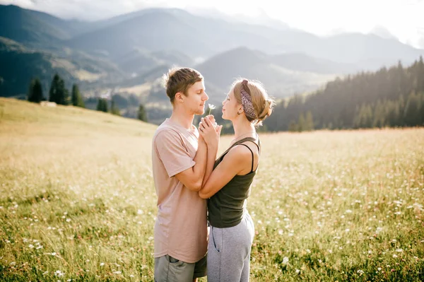 Estilo Vida Casal Amoroso Abraçando Natureza — Fotografia de Stock