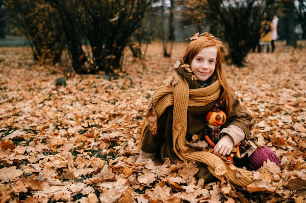 Młoda Dziewczyna Siedzi Jesiennym Parku — Zdjęcie stockowe