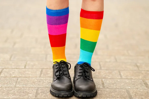 Piernas Femeninas Calcetines Arco Iris Lgbt Con Botas Masculinas — Foto de Stock