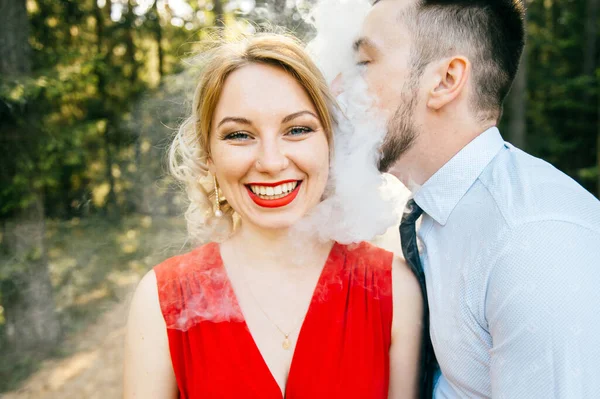 Extraño Emocionado Feliz Pareja Amorosa Aire Libre Retrato Verano Hombre — Foto de Stock