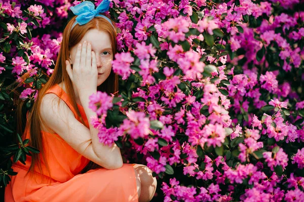 Słodka Dziewczyna Letniej Sukience Cieszy Się Roślinami Ogrodzie Botanicznym — Zdjęcie stockowe