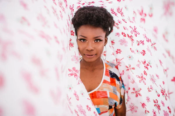 Çinde Çiçek Desenli Afro Amerikan Bir Kızın Moda Portresi — Stok fotoğraf