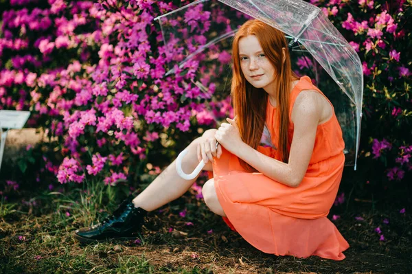 Märklig Ung Flicka Med Långt Rött Hår Vackert Ansikte Sommar — Stockfoto