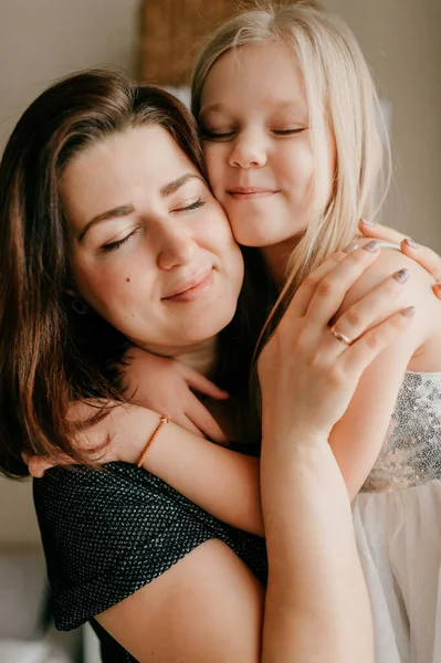 Moeder Dochter Knuffelen Elkaar Met Vrolijke Glimlachende Gezichten — Stockfoto