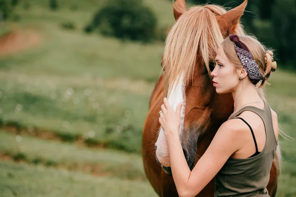 Молодая Красивая Девушка Обнимает Лошадь Природе — стоковое фото