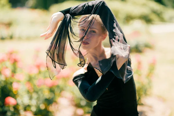 Junge Schöne Mädchen Schwarzen Altmodischen Kleid Mit Schleier Posiert Park — Stockfoto