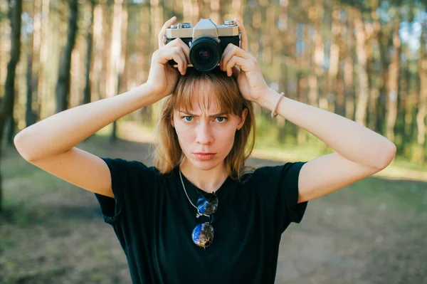 Portrét Krásné Mladé Fotografky Krátkými Světlými Vlasy Černém Tričku Drží — Stock fotografie