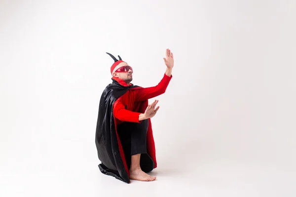 Modelo Masculino Caucásico Halloween Traje Rojo Negro Gafas Sol Con — Foto de Stock
