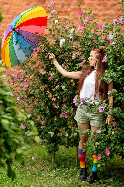 Lesbiană Veselă Curcubeu Lgbt Fața Umbrelă Colorată Pozând Natură — Fotografie, imagine de stoc