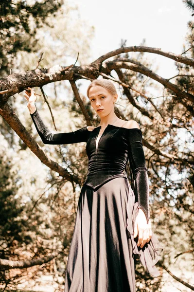 Junge Schöne Elegante Mädchen Schwarzen Vintage Kleid Mit Schleier Posiert — Stockfoto