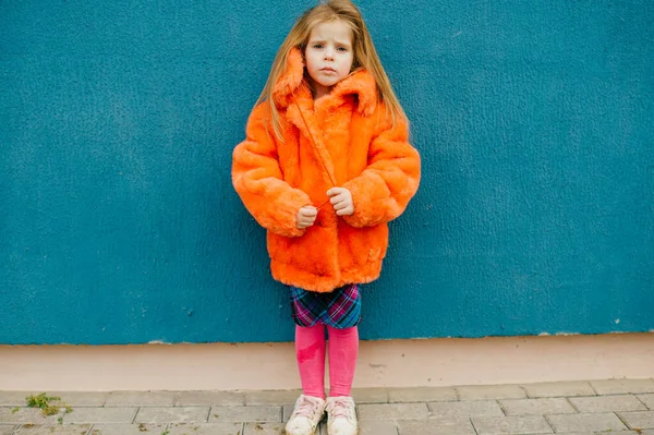 Een Mooi Klein Meisje Met Middelblond Haar Een Feloranje Bontjas — Stockfoto
