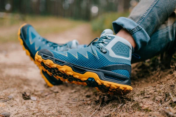 Pernas Masculinas Usando Sapatos Esportivos Mens Pernas Botas Trekking Para — Fotografia de Stock