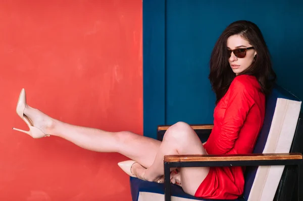 Piękna Dziewczyna Moda Długimi Włosami Hiszpański Wygląd Okularach Przeciwsłonecznych Czerwony — Zdjęcie stockowe