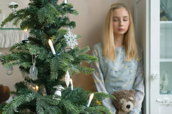 Fiatal Szomorú Lány Gazdaság Gyerekek Játék Karácsonyi Belső Szoba Dekoráció — Stock Fotó