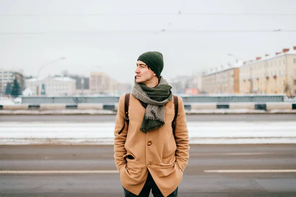 街の通りで屋外をポーズエレガントな服でハンサムな男のライフスタイルの肖像画 — ストック写真