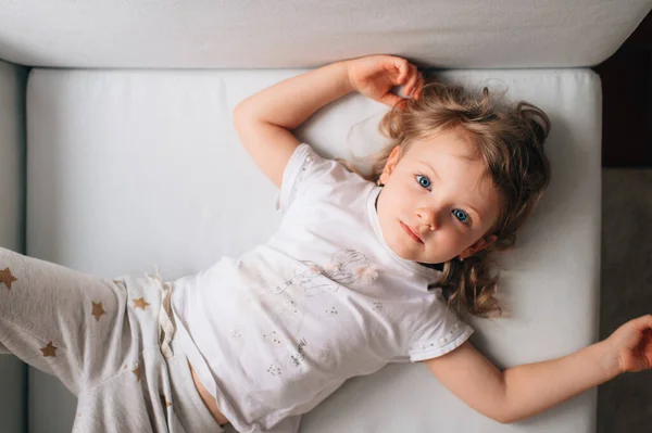 Retrato Linda Niña Caucásica Ropa Dormir Blanca Encuentra Cama Blanca —  Fotos de Stock