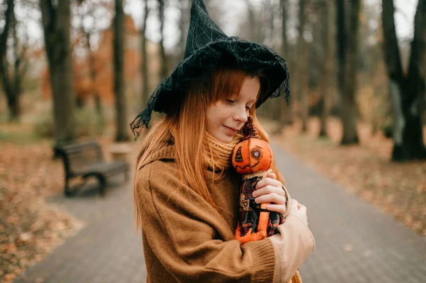 Jeune Fille Halloween Posant Dans Parc — Photo