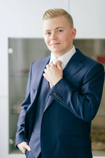 Young Groom Getting Ready Fiance Adjusting His Jacket — Stock Photo, Image