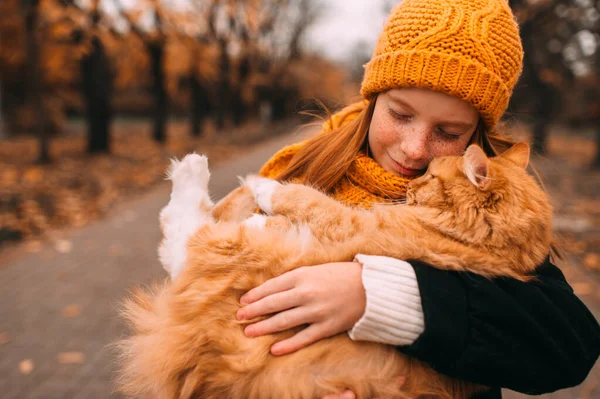 Adorable Chica Pecas Con Expresión Cara Amable Sosteniendo Gato Rojo —  Fotos de Stock