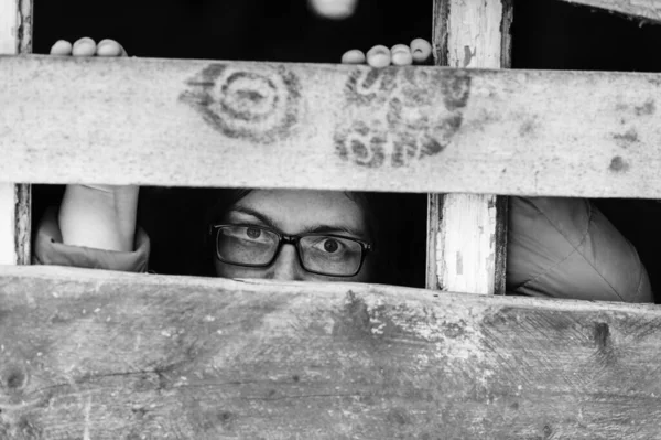 Grappig Portret Van Een Bange Geïsoleerde Vrouw Thuis Tijdens Coronavirus Stockfoto