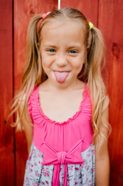 Foto Van Schattig Blank Meisje Met Lang Blond Haar Roze Stockafbeelding