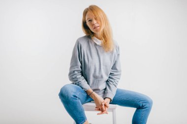 Güzel çiller, etkileyici kadın portresi.