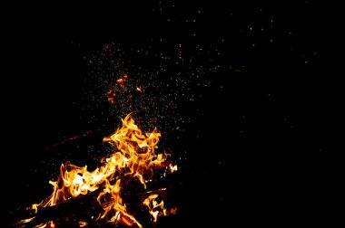 Ateş parkları, alev ve dumanla yanan ağaçlar. Siyah arka planda garip garip elementsel ateşli figürler. Kömür ve kül. Geceleri soyut şekiller. Doğada şenlik ateşi. Elementin gücü