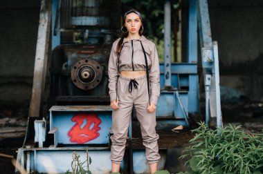 Terk edilmiş fabrikada poz veren genç bir kız..