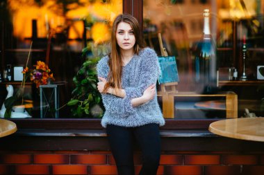 Marketin önünde sabahları soyut yansımalarla kameraya poz veren duygusal düşünceli genç ve güzel bir manken kız. İnanılmaz genç bayan mavi gözlü ruh hali portresi