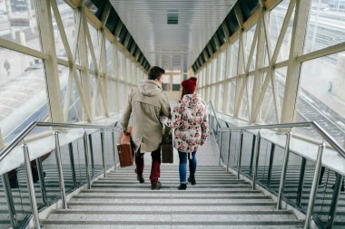 Yaşam tarzı mutlu aşıklar tren istasyonunda antika kahverengi bavullar taşıyorlar. Bir çift şık, neşeli hippi merdivenlerden aşağı iniyor. Yakışıklı adam güzel kız arkadaşıyla seyahat ediyor.